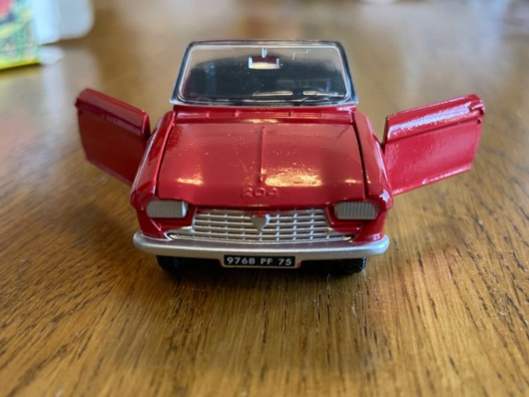 Peugeot 204 Dinky doors open